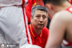 解说:带了6个后卫 可见郭导对于球的转移、战术的延续还是有要求
