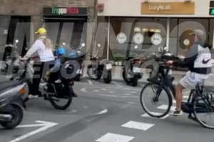 世体:德容继续缺席本轮西甲联赛,训练之余陪妻子和孩子骑自行车
