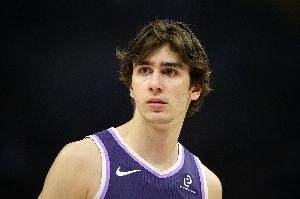 勇记:国王老板在更衣室探视&拥抱雷诺 球队非常担忧后者的情况