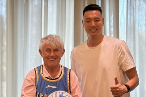 跨界同框!翟晓川晒照与前国足主帅米卢合影:很荣幸在首钢园见面
