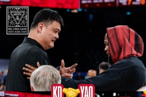 唯有Respect!火箭官方晒姚明与杜兰特中国赛期间寒暄拥抱照