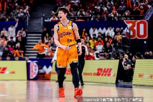 状态拉满!王哲林上半场4中2砍8分11篮板 罚球6中4
