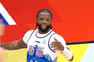 状态火热!新疆外援辛普森半场10中6砍下17分2板5助1断