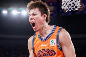 媒体人:张镇麟攻防俱佳 三分9中4贡献28分4助以一己之力锁住里勒