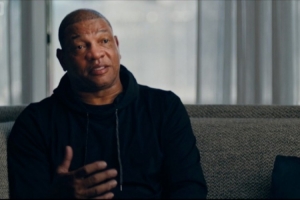 昔日将帅和好了?西蒙斯转发回归纪录片截图 前76人主帅老里出镜