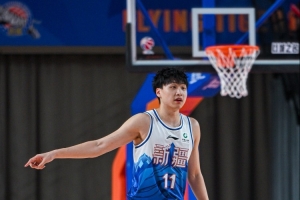 迅速反弹!齐麟18中9砍全场最高22分外加5板4助 下半场18分