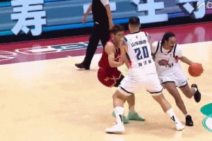上来很有气势!达卡里·约翰逊摁帽班顿后 强突陶汉林上篮2+1!