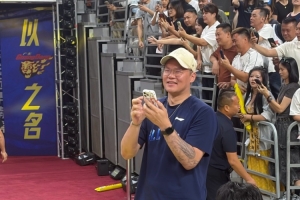 巩晓彬打趣:朱总现在都戴上眼镜了 光拍视频吃得腮帮子都胖了