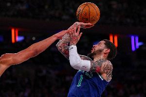 争议动作实锤走步!NBA裁判官方:三球收球后走了4步 明显违例!