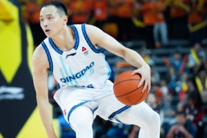 拼到5犯离场!王奕博11中6&三分4中2拿到15分10助攻