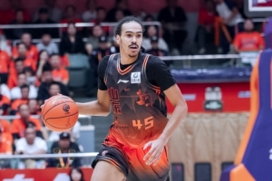 鲁媒:山东赶紧找小外 替班顿或普卢默都行 第一阶段转瞬就会结束