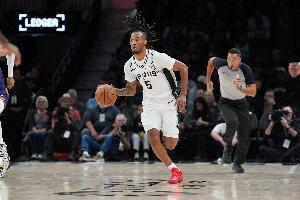 相当全面!卡斯尔上半场10投5中 砍下11分3篮板6助攻2抢断