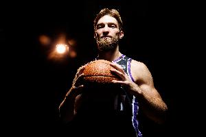 两双到手!小萨博尼斯半场5投4中 拿到10分10篮板1助攻1抢断