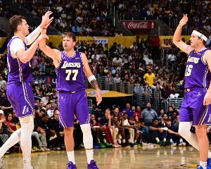 湖人半场74-71反超爵士 东契奇25+5 里夫斯次节15分 凯斯勒2分