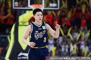 媒体人:广东半场就被上海虐24分 攻防全部被打崩 不知道如何评价
