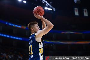很努力了!老将周鹏三分2中2得到6分1板 还送出2次封盖
