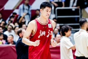 绝对获胜功臣!孟子凯三分6中5贡献15分2助 上半场三分4中4