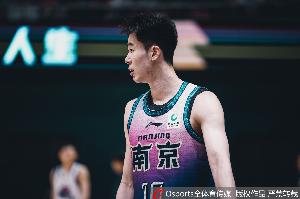稀碎!半场同曦13犯规&23次罚球 四川16犯规&17次罚球